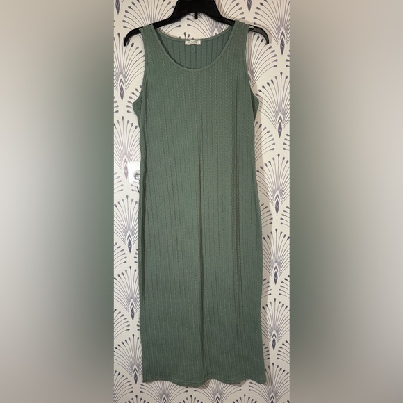 Equker Dresses & Skirts - Green Sleeveless Sheath Midi Dress